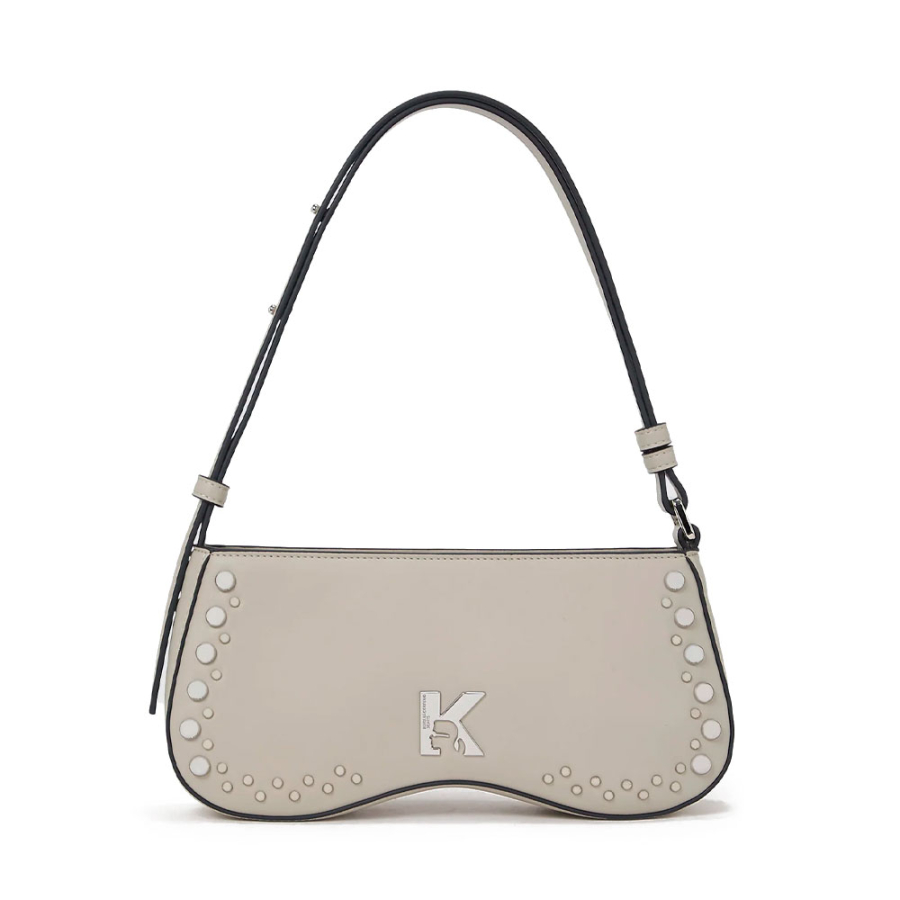 sac-a-bandouliere-cloute-avec-lunettes-de-soleil