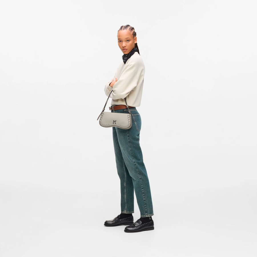 sac-a-bandouliere-cloute-avec-lunettes-de-soleil