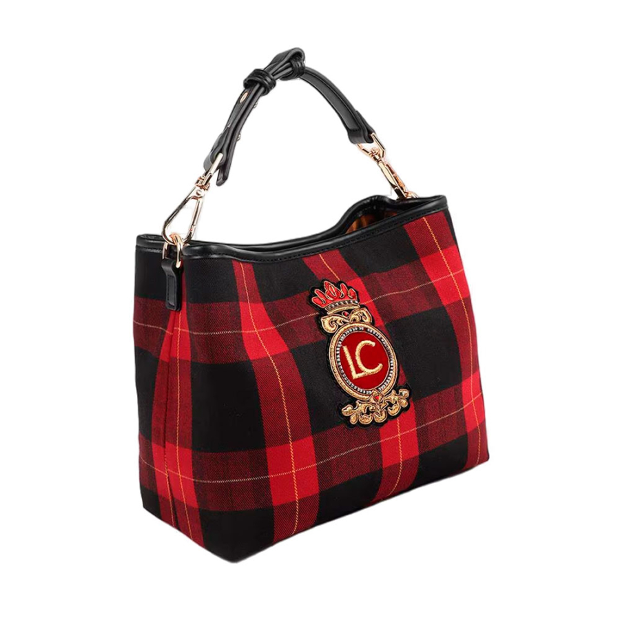 bolsito-tejido-cuadros-parche-escudo bolsito-tejido-cuadros-parche-escudo