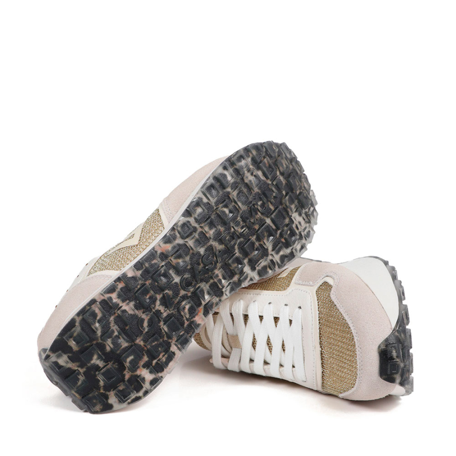 zapatillas-con-suela-personalizada-y-detalles-dorados