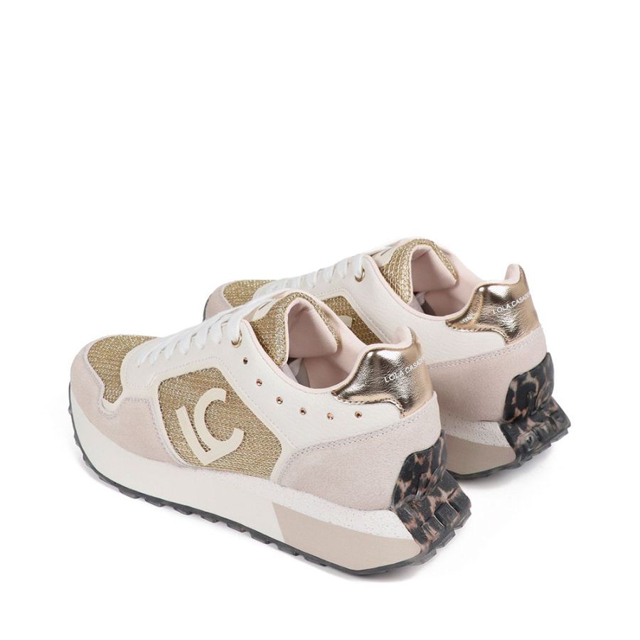 zapatillas-con-suela-personalizada-y-detalles-dorados