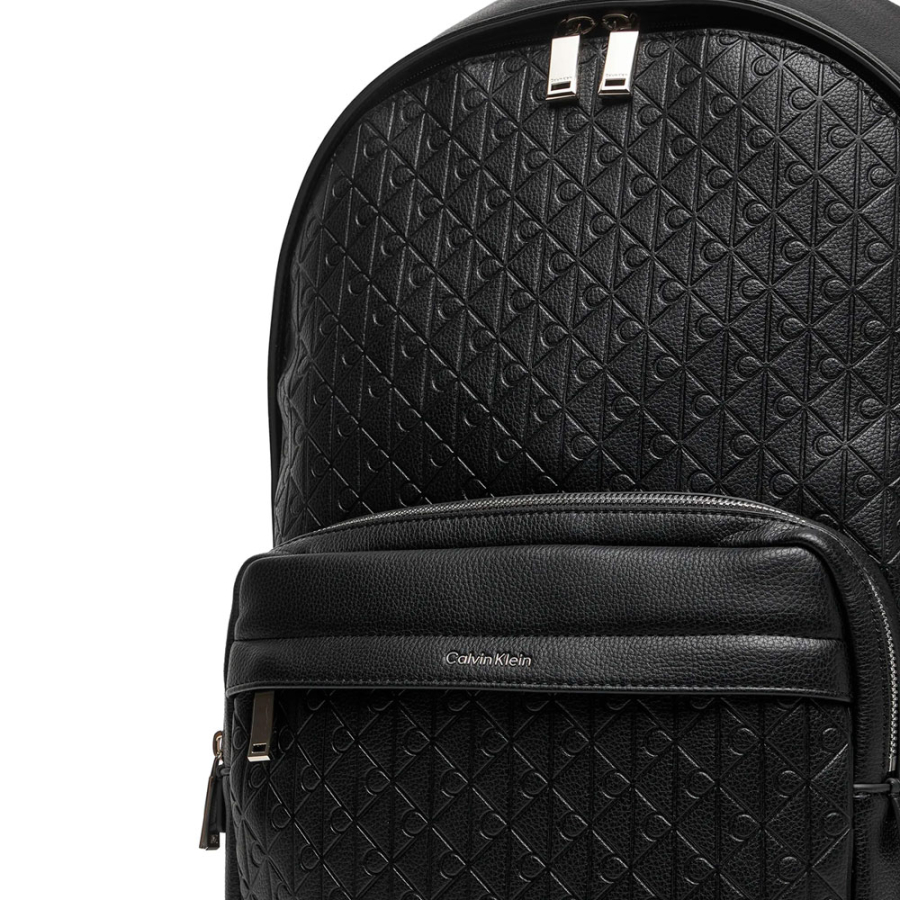 rucksack-mit-durchgehend-eingraviertem-monogramm rucksack-mit-durchgehend-eingraviertem-monogramm