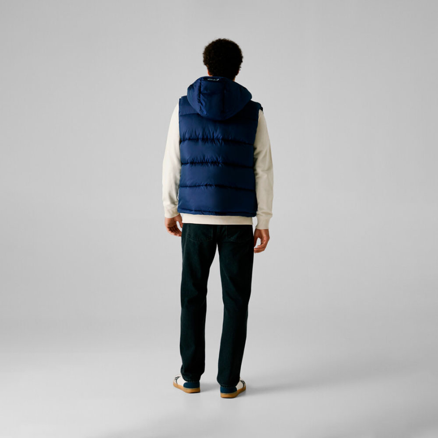 gilet-con-cappuccio-e-logo-stampato