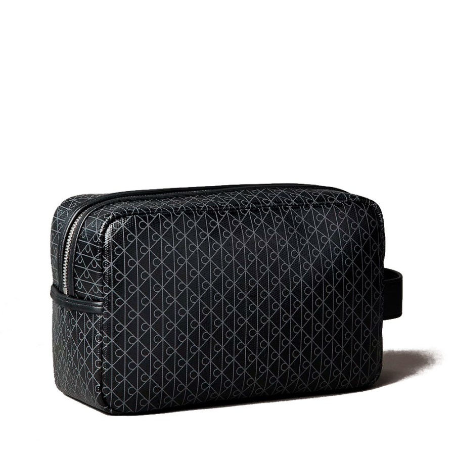 reise-kulturtasche-mit-reissverschluss-und-durchgehendem-monogramm-logo reise-kulturtasche-mit-reissverschluss-und-durchgehendem-monogramm-logo