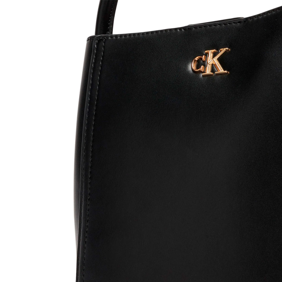 sacktasche-mit-monogramm-logo-und-metallbeschlagen