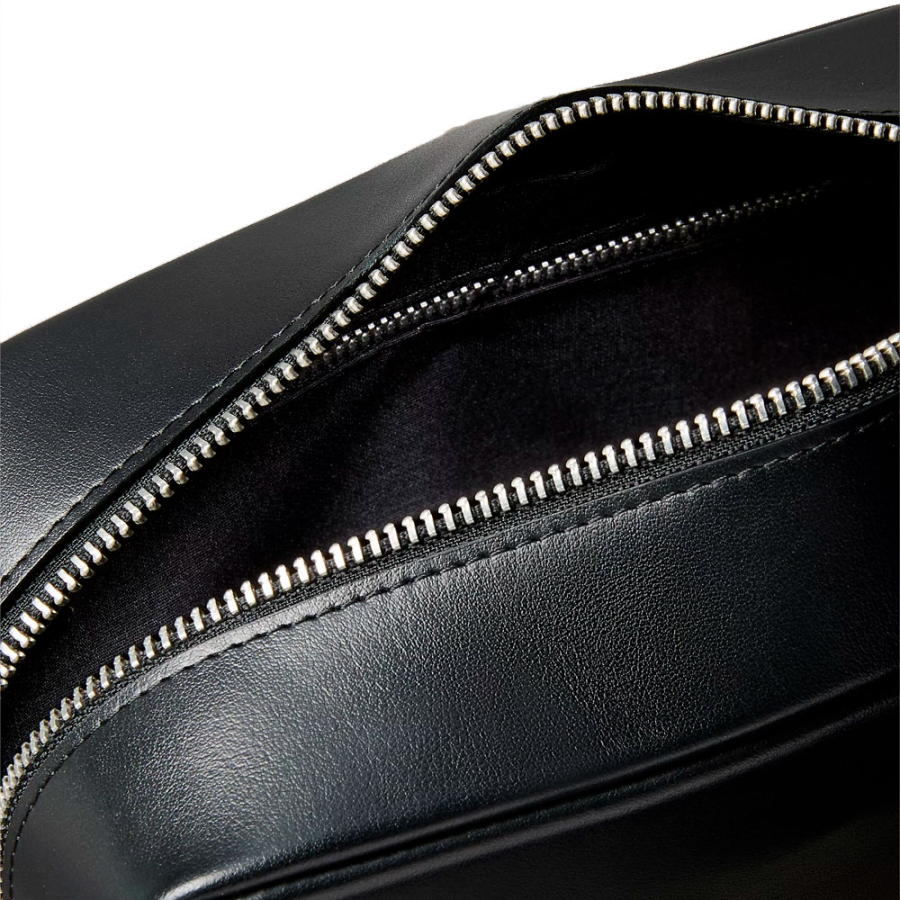 grained-leather-toiletry-bag grained-leather-toiletry-bag