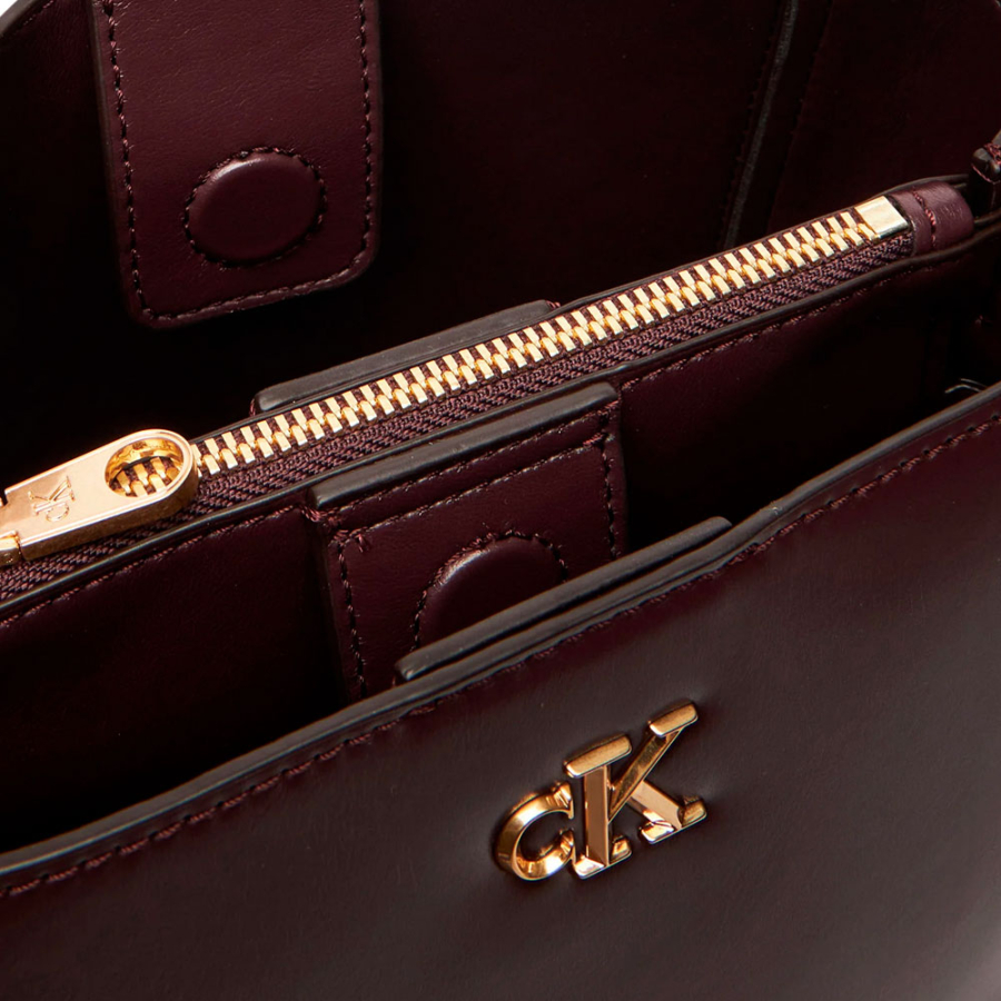 sac-a-dos-avec-logo-monogramme-et-quincaillerie sac-a-dos-avec-logo-monogramme-et-quincaillerie