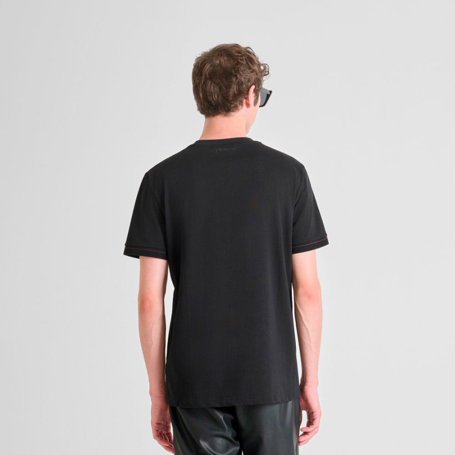 camiseta-com-logo-de-tigre-pequeno