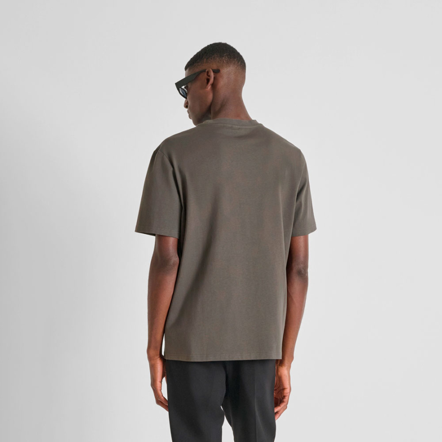 camiseta-con-logotipo-estampado-efecto-esponja