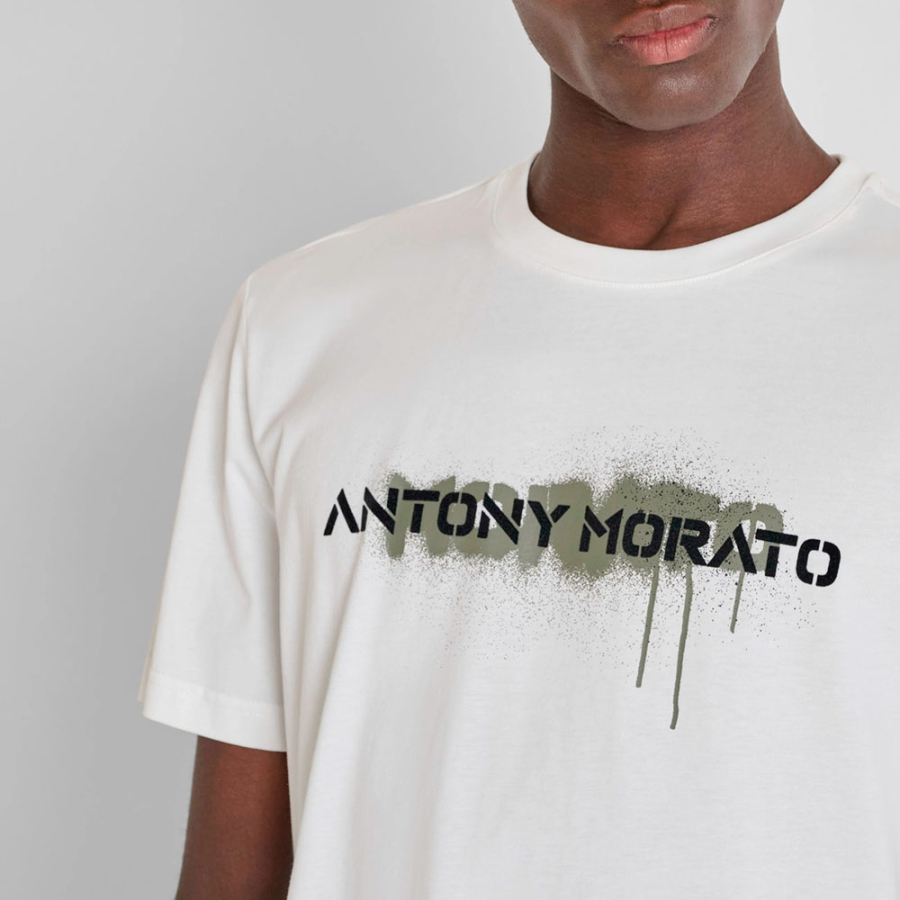camiseta-com-estampa-de-logotipo-pintado