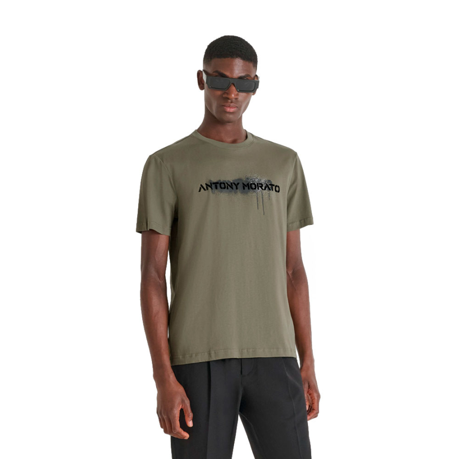 camiseta-com-estampa-de-logotipo-pintado