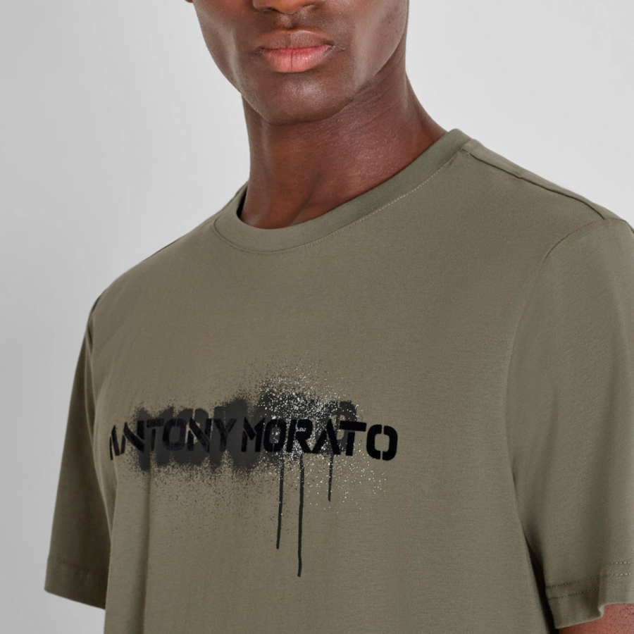 camiseta-com-estampa-de-logotipo-pintado