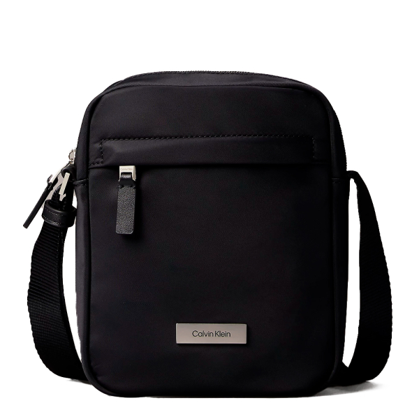 Calvin Klein Sac reporter en nylon mat - U Noir- Ref 56 €