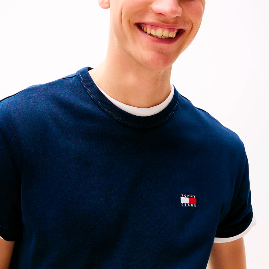 t-shirt-mit-rundhalsausschnitt-und-farblich-abgestimmtem-patch t-shirt-mit-rundhalsausschnitt-und-farblich-abgestimmtem-patch