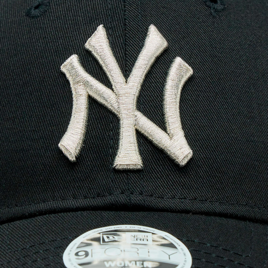 cappellino-con-logo-metallico cappellino-con-logo-metallico