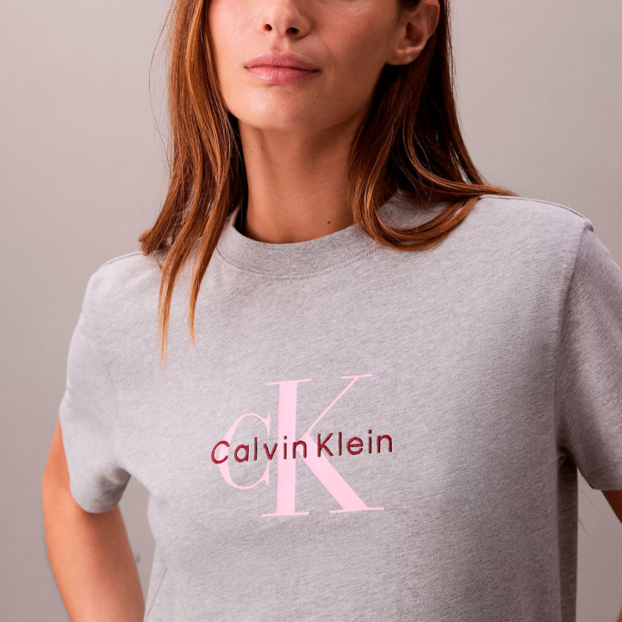 camiseta-com-logotipo-do-monograma camiseta-com-logotipo-do-monograma