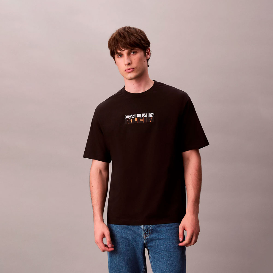 camiseta-holgada-con-logo-grafico-de-bloques camiseta-holgada-con-logo-grafico-de-bloques