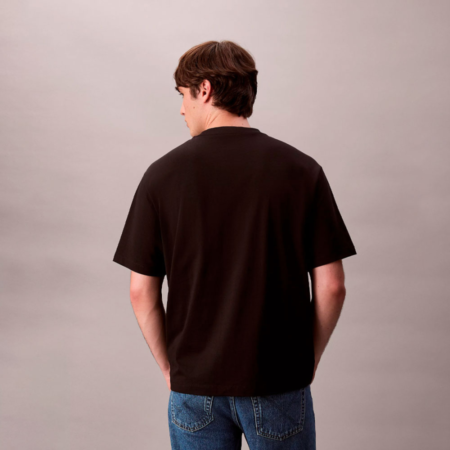 locker-sitzendes-t-shirt-mit-blockgrafik-logo