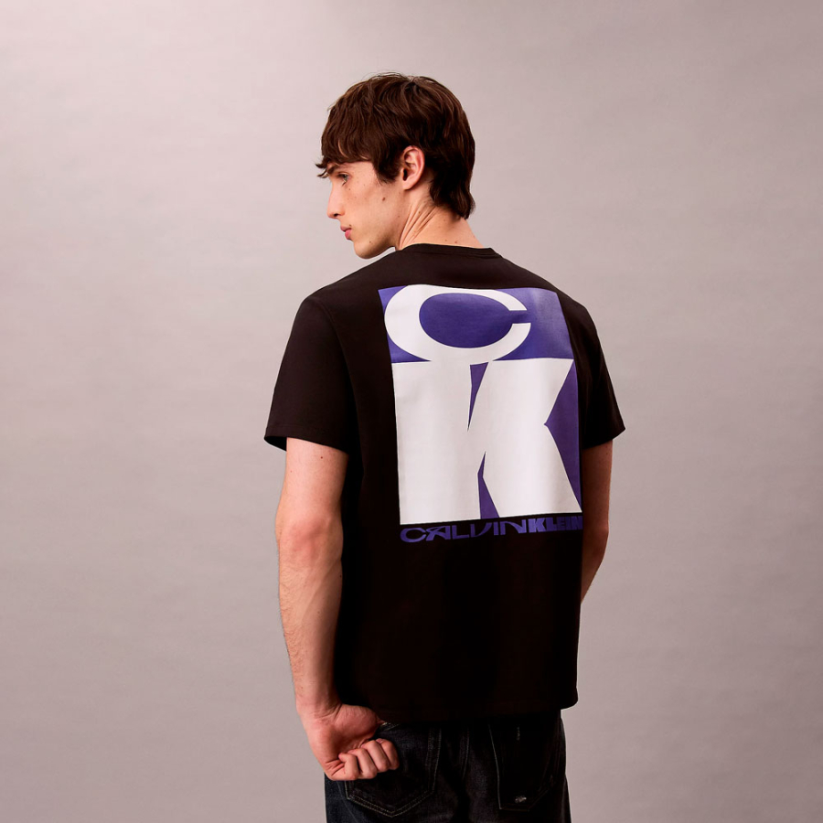 t-shirt-ample-avec-logo-graphique-audacieux t-shirt-ample-avec-logo-graphique-audacieux