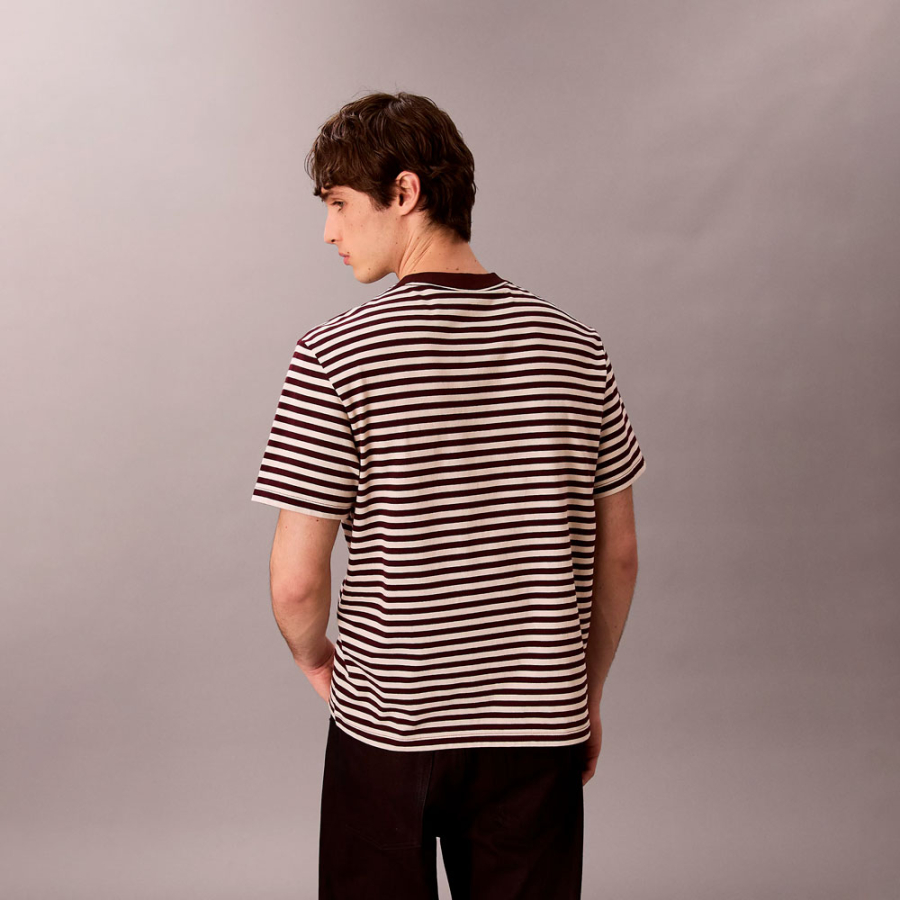 locker-sitzendes-gestreiftes-t-shirt-mit-monogramm-logo