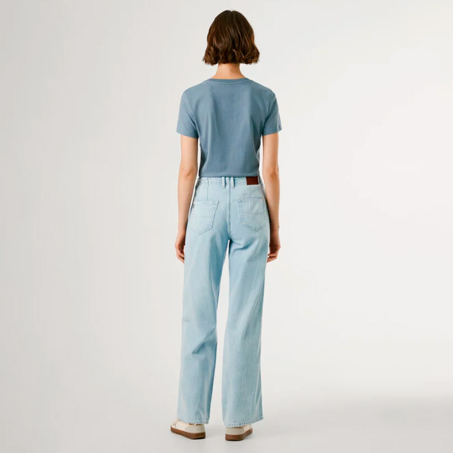 camiseta-com-estampa-floral-e-logotipo camiseta-com-estampa-floral-e-logotipo