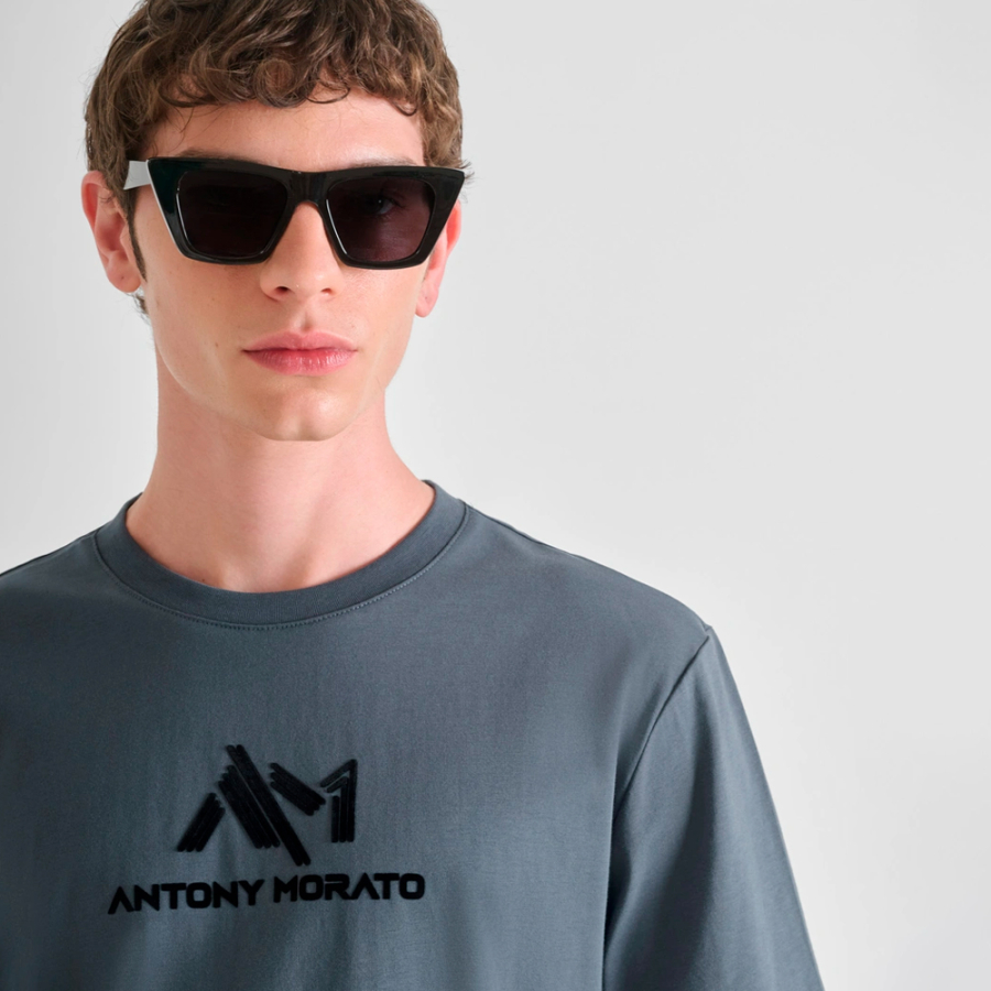 camiseta-regular-com-logotipo-estampado camiseta-regular-com-logotipo-estampado