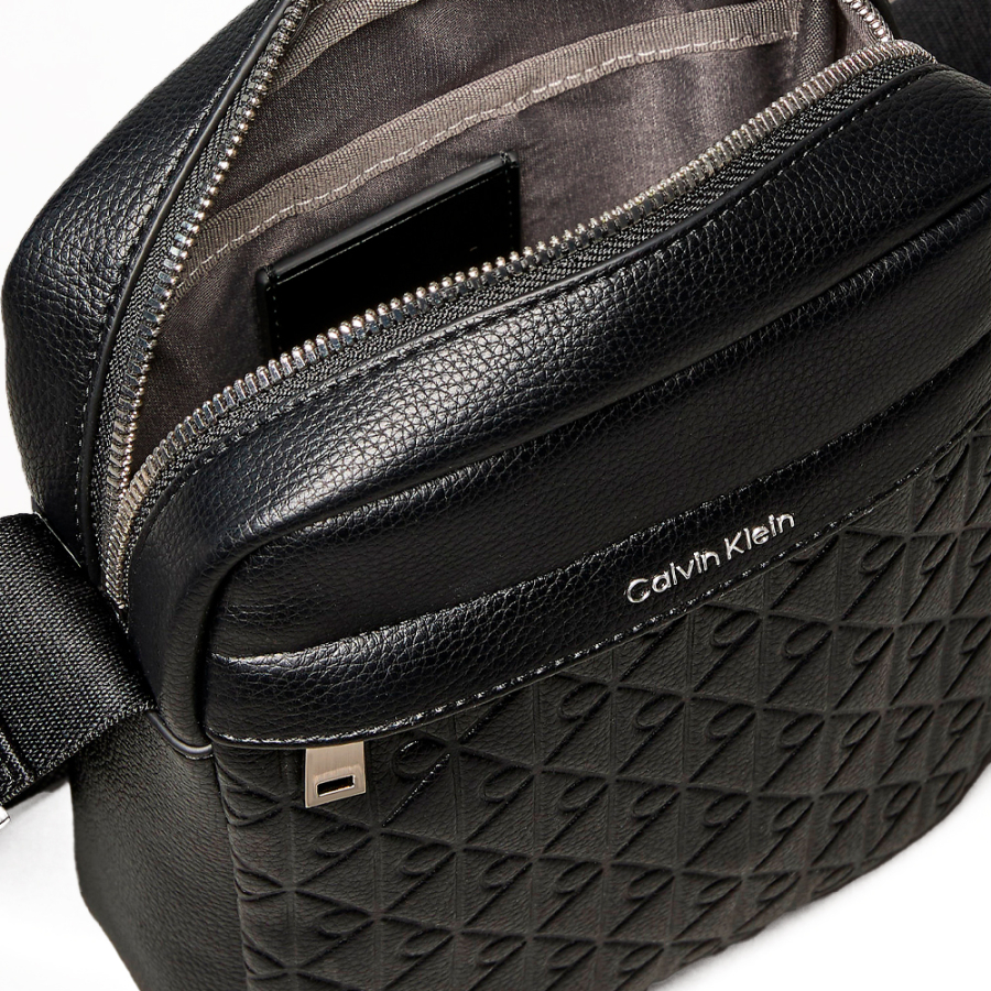 sac-reporter-avec-logo-iconique-grave sac-reporter-avec-logo-iconique-grave
