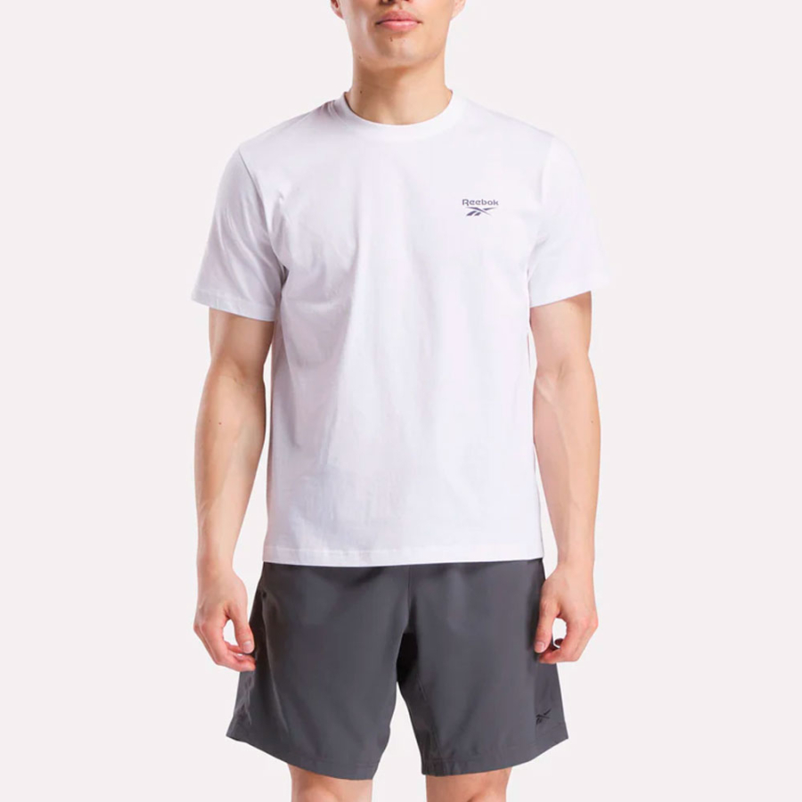 camiseta-com-logotipo-pequeno-identity camiseta-com-logotipo-pequeno-identity