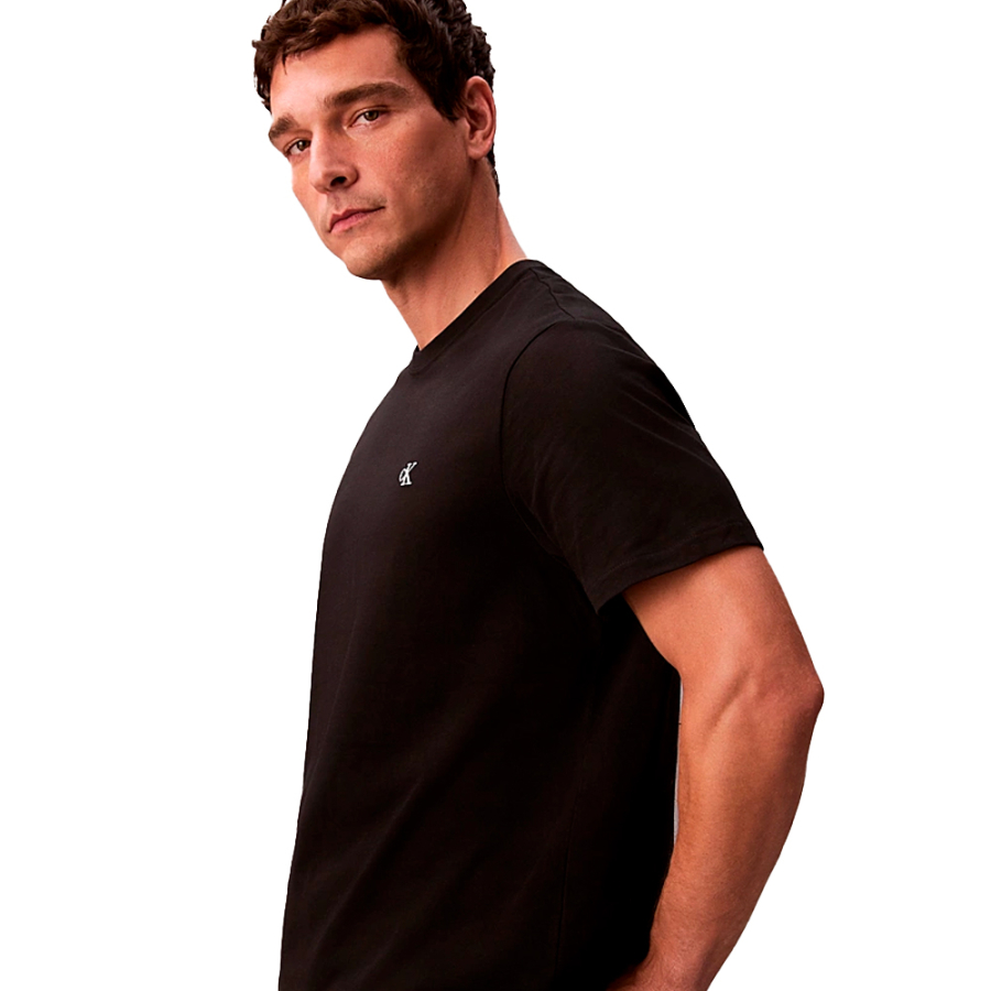 camiseta-folgada-com-monograma-bordado
