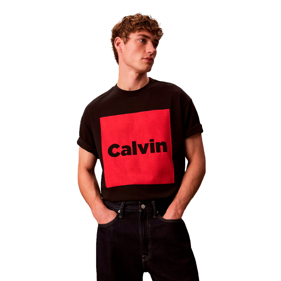 camiseta-folgada-com-logotipo-em-caixa camiseta-folgada-com-logotipo-em-caixa