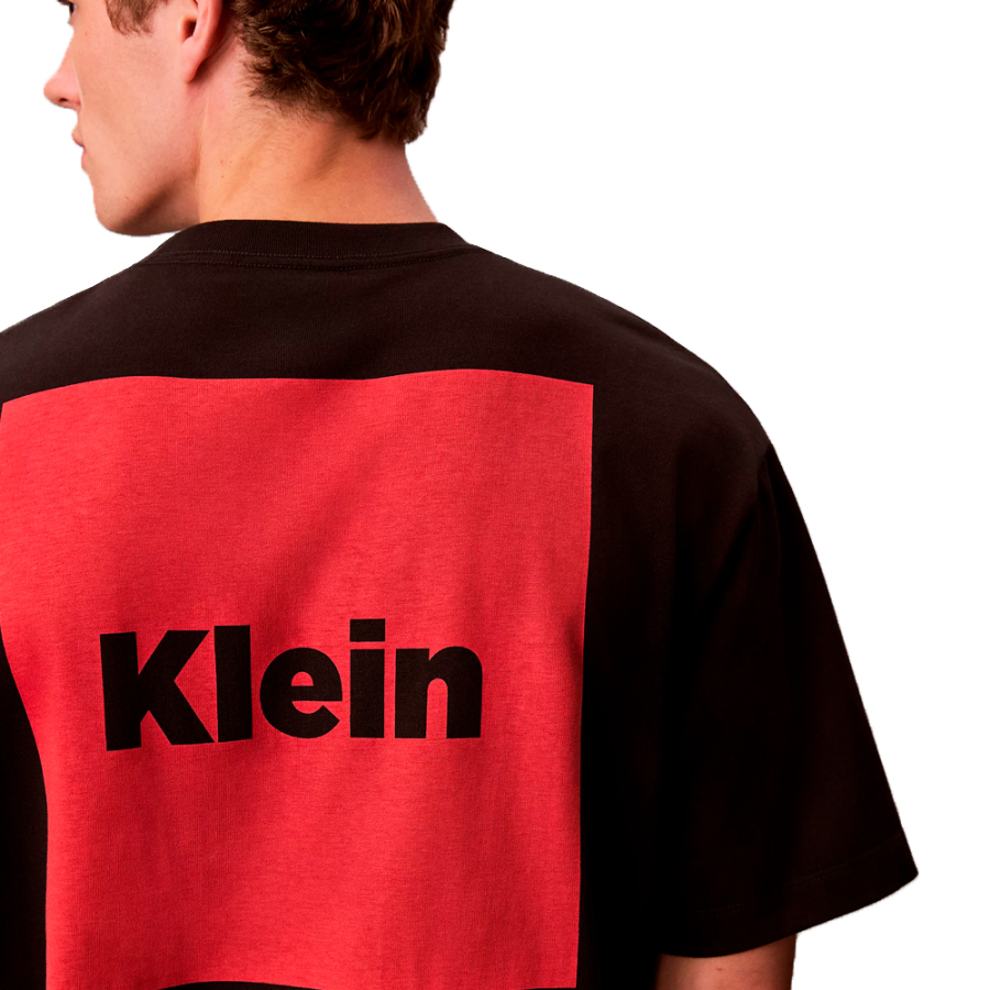 camiseta-folgada-com-logotipo-em-caixa camiseta-folgada-com-logotipo-em-caixa