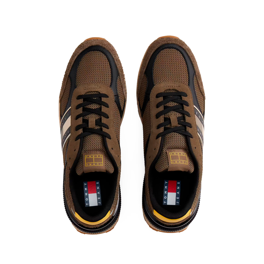 wildleder-sneaker-mit-gezackter-sohle wildleder-sneaker-mit-gezackter-sohle