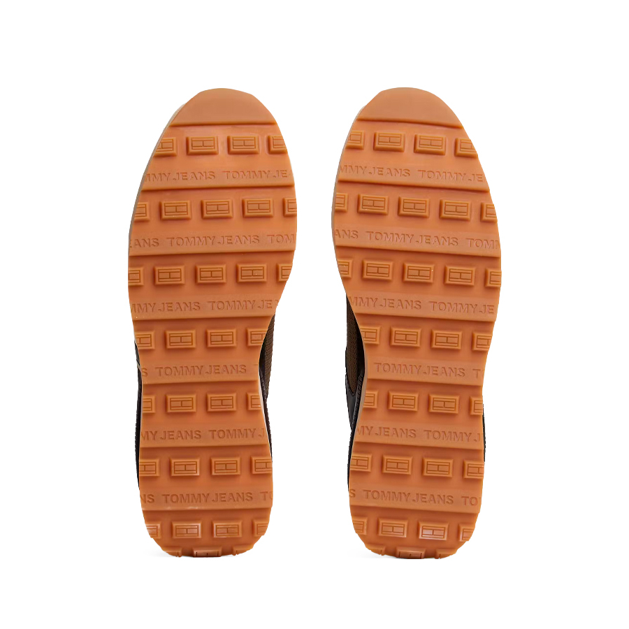 wildleder-sneaker-mit-gezackter-sohle wildleder-sneaker-mit-gezackter-sohle