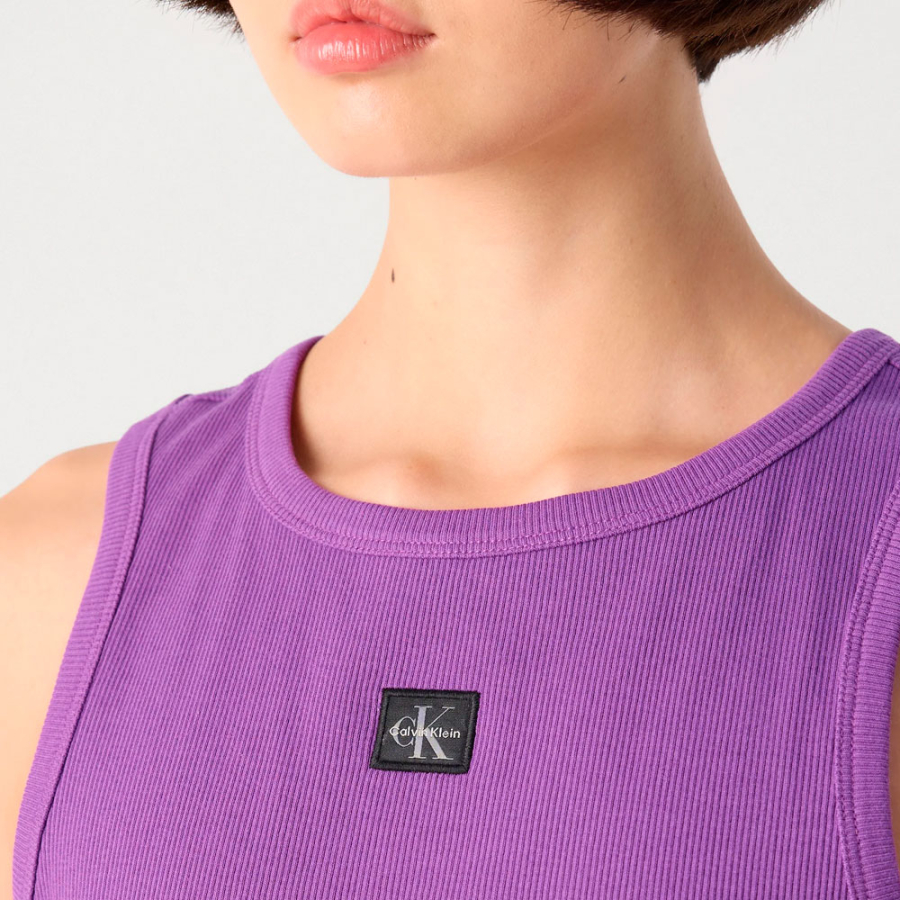 geripptes-tanktop-mit-gewebtem-monolog