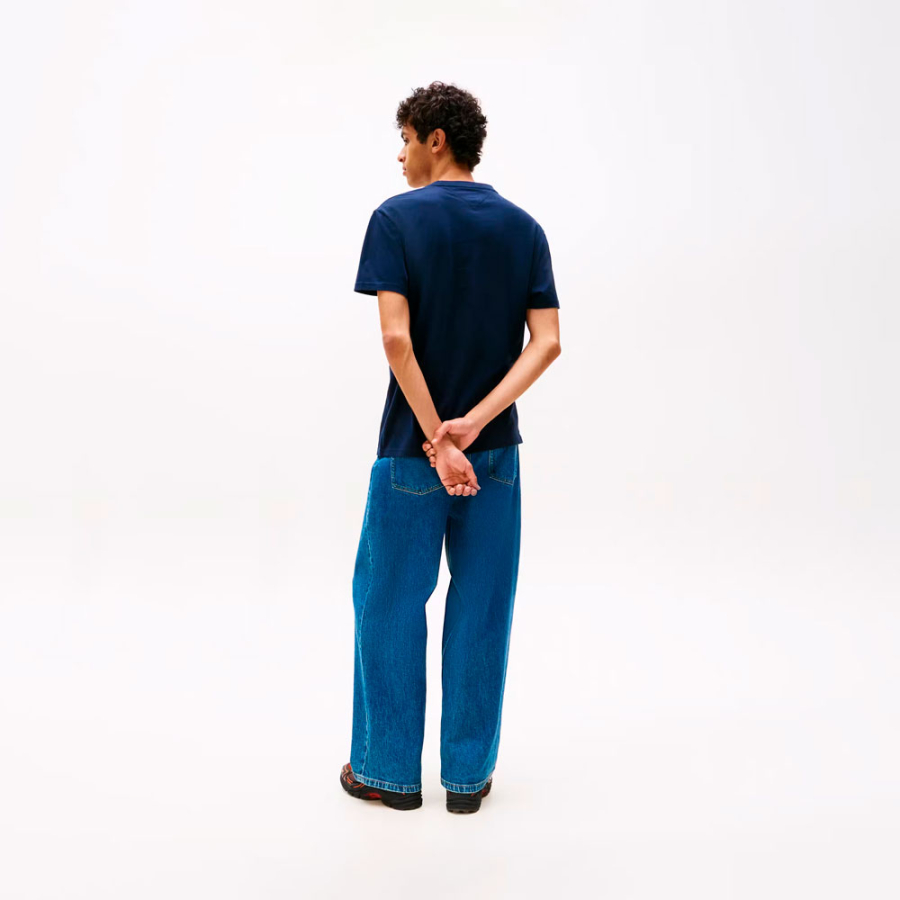 camiseta-con-logo-lineal-bordado