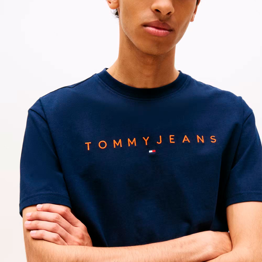 t-shirt-mit-gesticktem-linearem-logo t-shirt-mit-gesticktem-linearem-logo