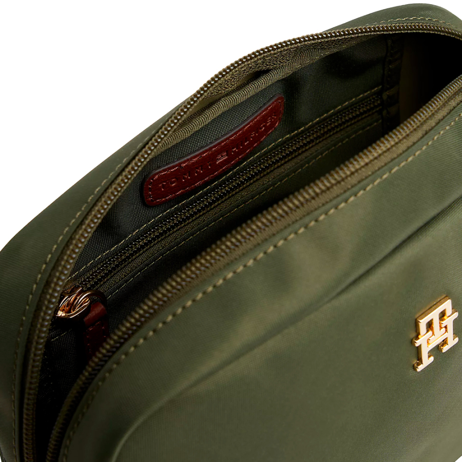 schultertasche-aus-technischem-material