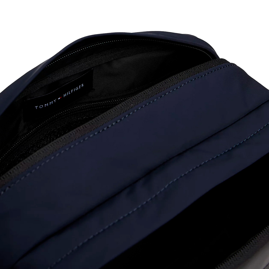 borsa-da-toilette-con-toppa-con-logo-in-metallo