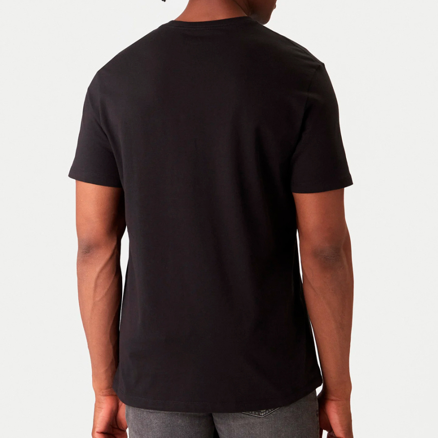 t-shirt-mit-monogramm-auf-der-vorderseite t-shirt-mit-monogramm-auf-der-vorderseite