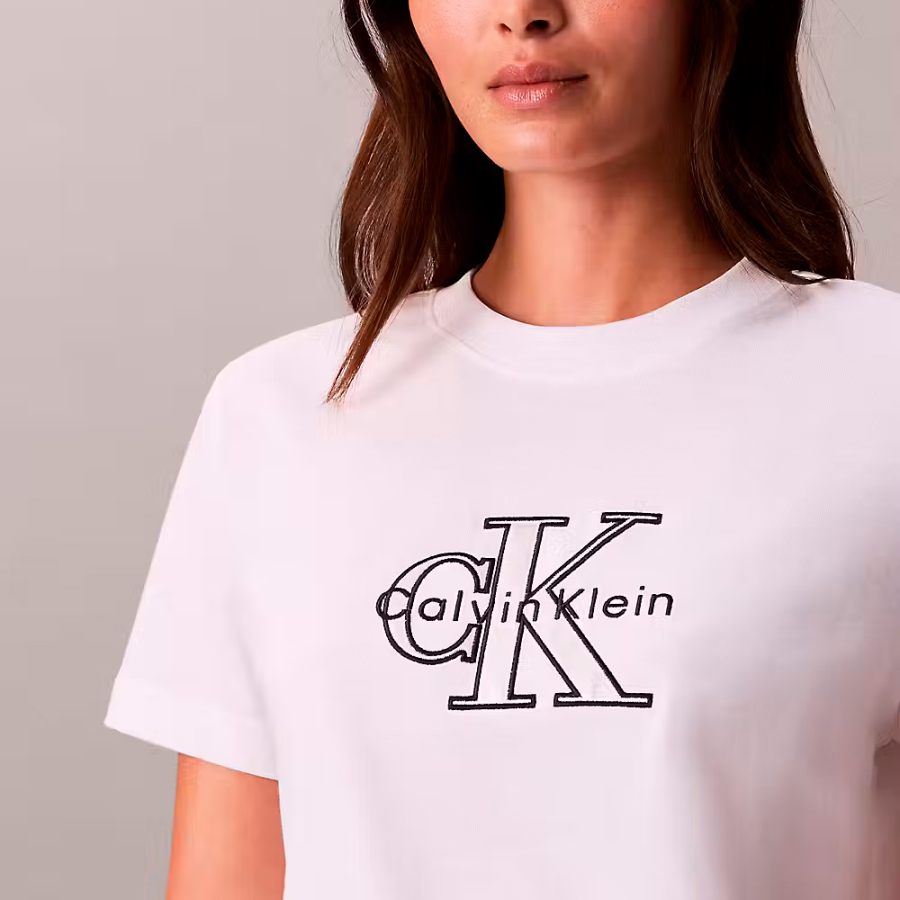 klassisches-t-shirt-mit-leuchtendem-monologo-grafik klassisches-t-shirt-mit-leuchtendem-monologo-grafik