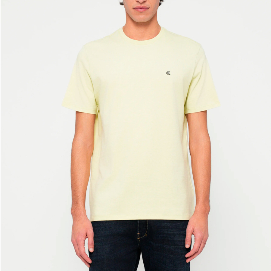 klassisches-t-shirt-mit-monogramm