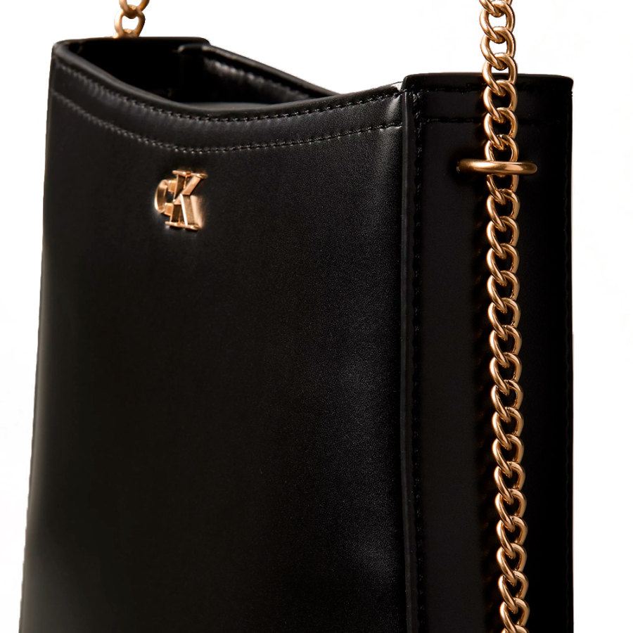 bolso-saddle-con-cadena-y-monograma