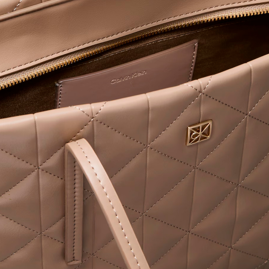 petit-sac-fourre-tout-matelasse-a-logo-signature petit-sac-fourre-tout-matelasse-a-logo-signature