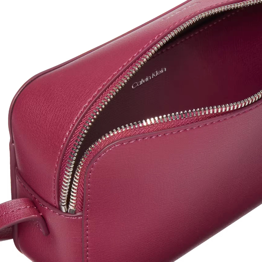 sac-bandouliere-avec-logo-en-metal sac-bandouliere-avec-logo-en-metal