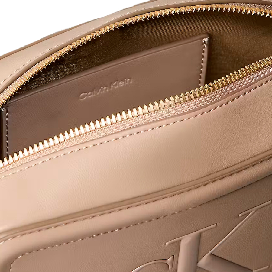 bolsa-para-camera-com-monograma-em-destaque bolsa-para-camera-com-monograma-em-destaque