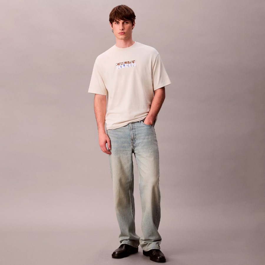 camiseta-folgada-com-logo-grafico-em-blocos