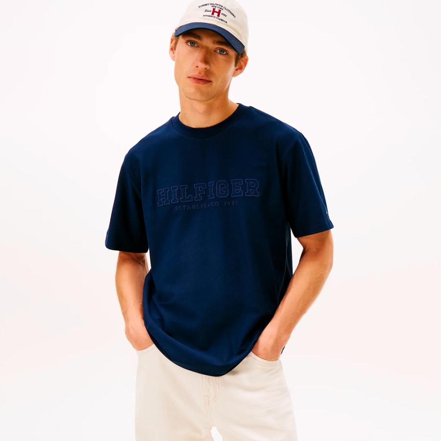 camiseta-de-gola-redonda-com-logotipo-bordado camiseta-de-gola-redonda-com-logotipo-bordado