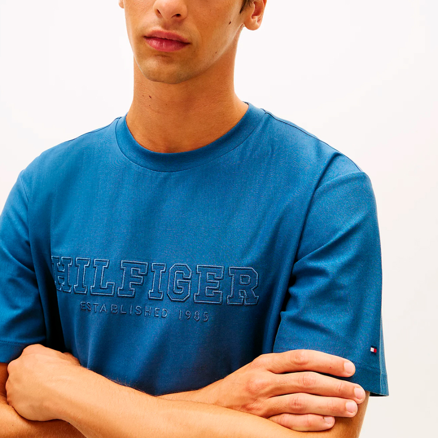 rundhals-t-shirt-mit-gesticktem-logo