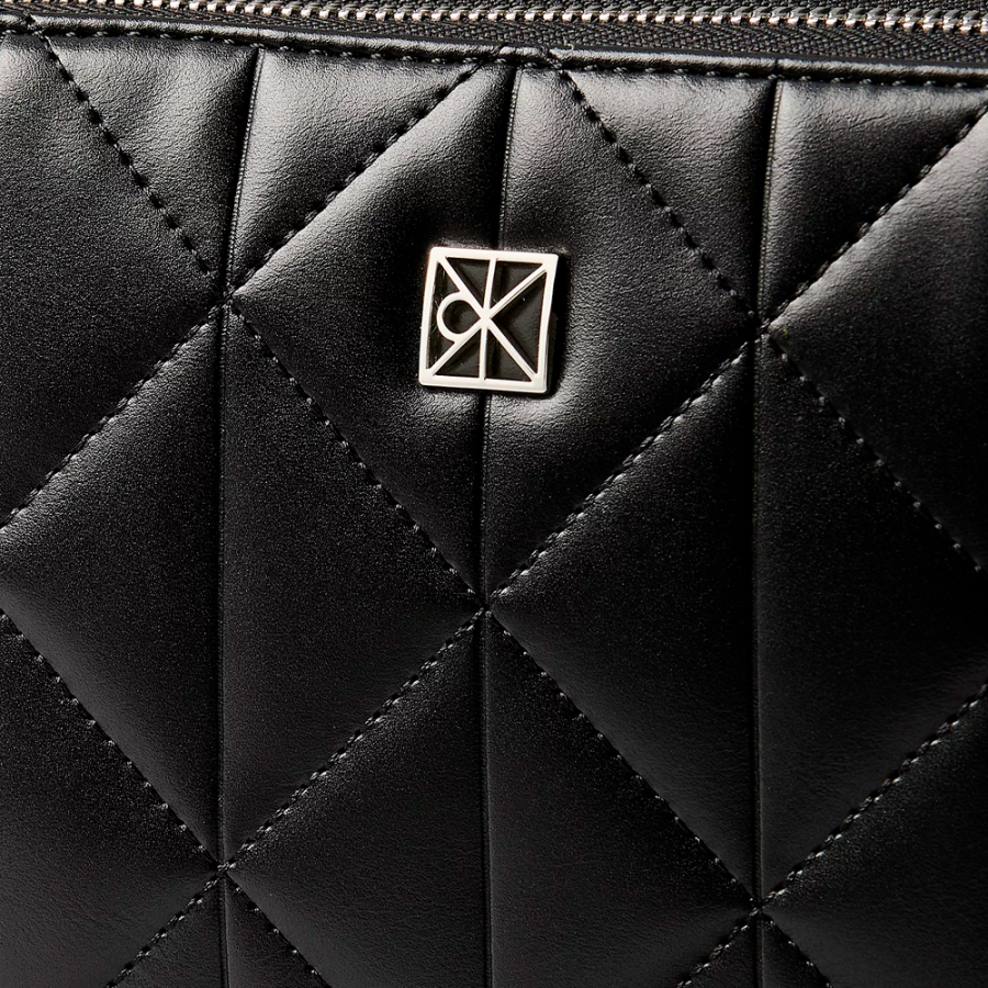 sac-bandouliere-rembourre-avec-double-fermeture-eclair-et-logo-emblematique sac-bandouliere-rembourre-avec-double-fermeture-eclair-et-logo-emblematique