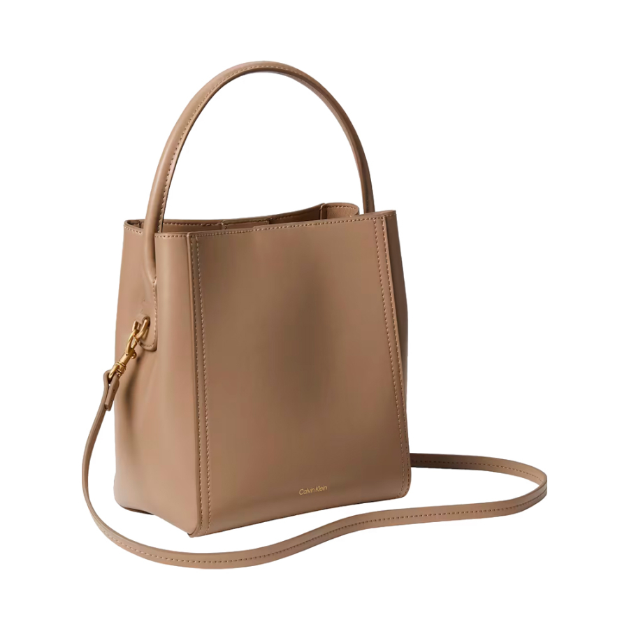 sac-seau-orne-d-un-logo-monogramme-et-d-accessoires-metalliques sac-seau-orne-d-un-logo-monogramme-et-d-accessoires-metalliques